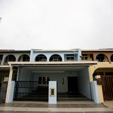 OYO HOME 90261 Hom2rex Kuching Homestay Luaran gambar